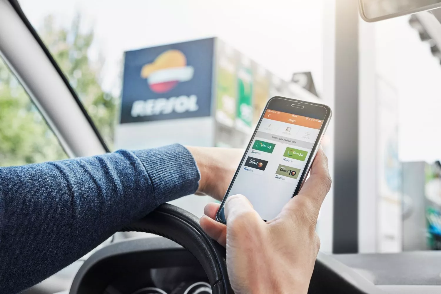 Una persona utiliza Waylet, la app de Repsol / REPSOL