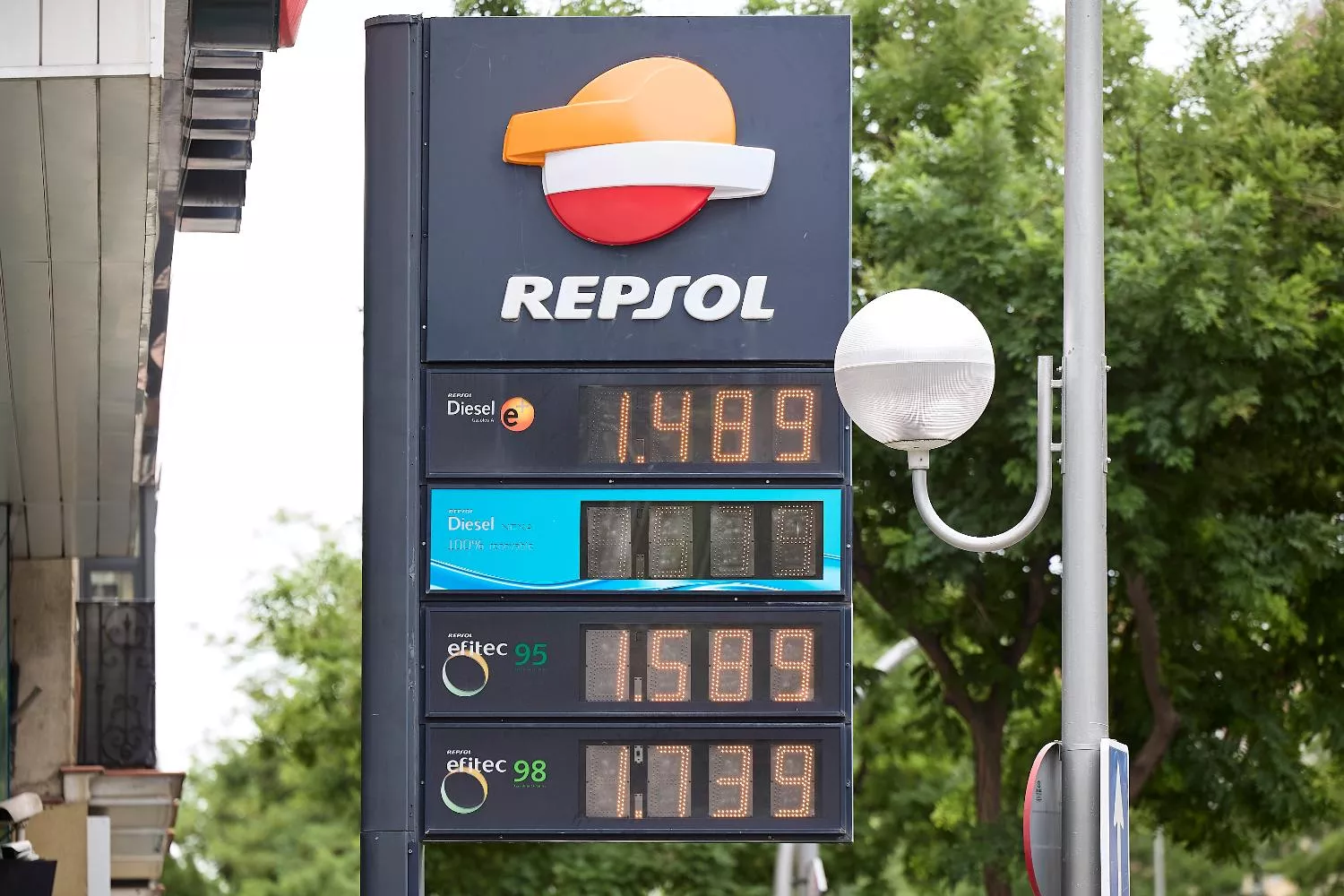 Cartel con los precios de la gasolina en una gasolinera Repsol, a 22 de junio de 2025,