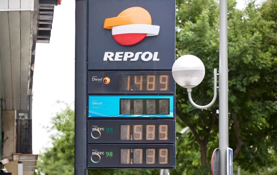 Cartel con los precios de la gasolina en una gasolinera Repsol, a 22 de junio de 2025,