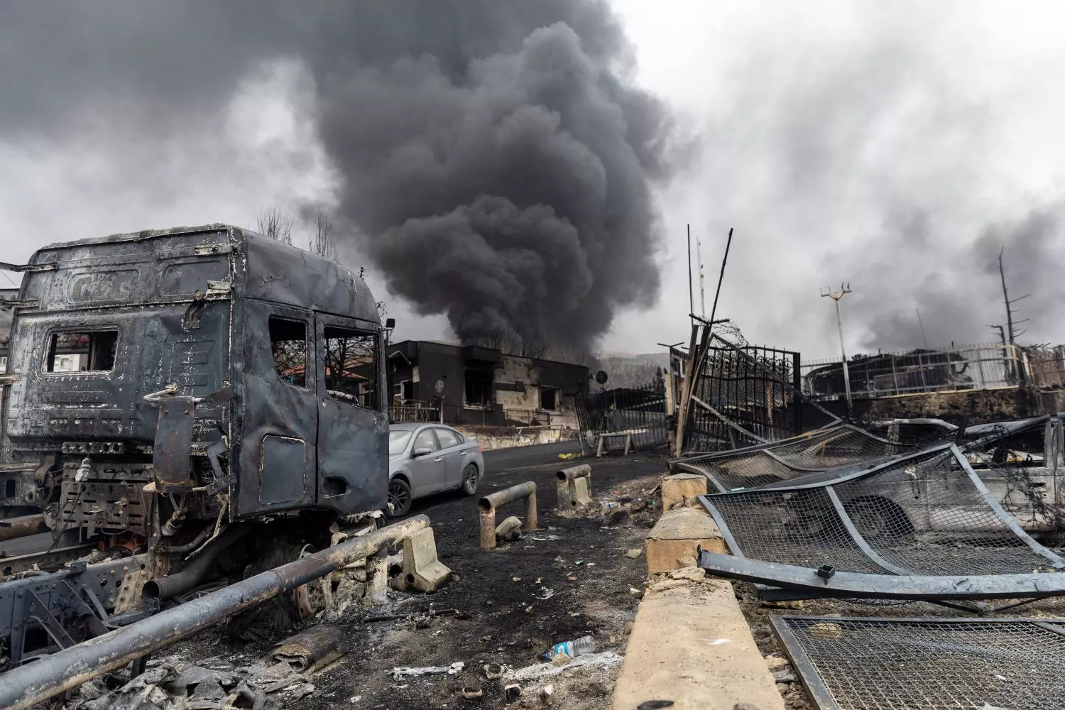 Un petrolero en llamas tras los ataques de Estados Unidos e Israel contra el depósito de petróleo de