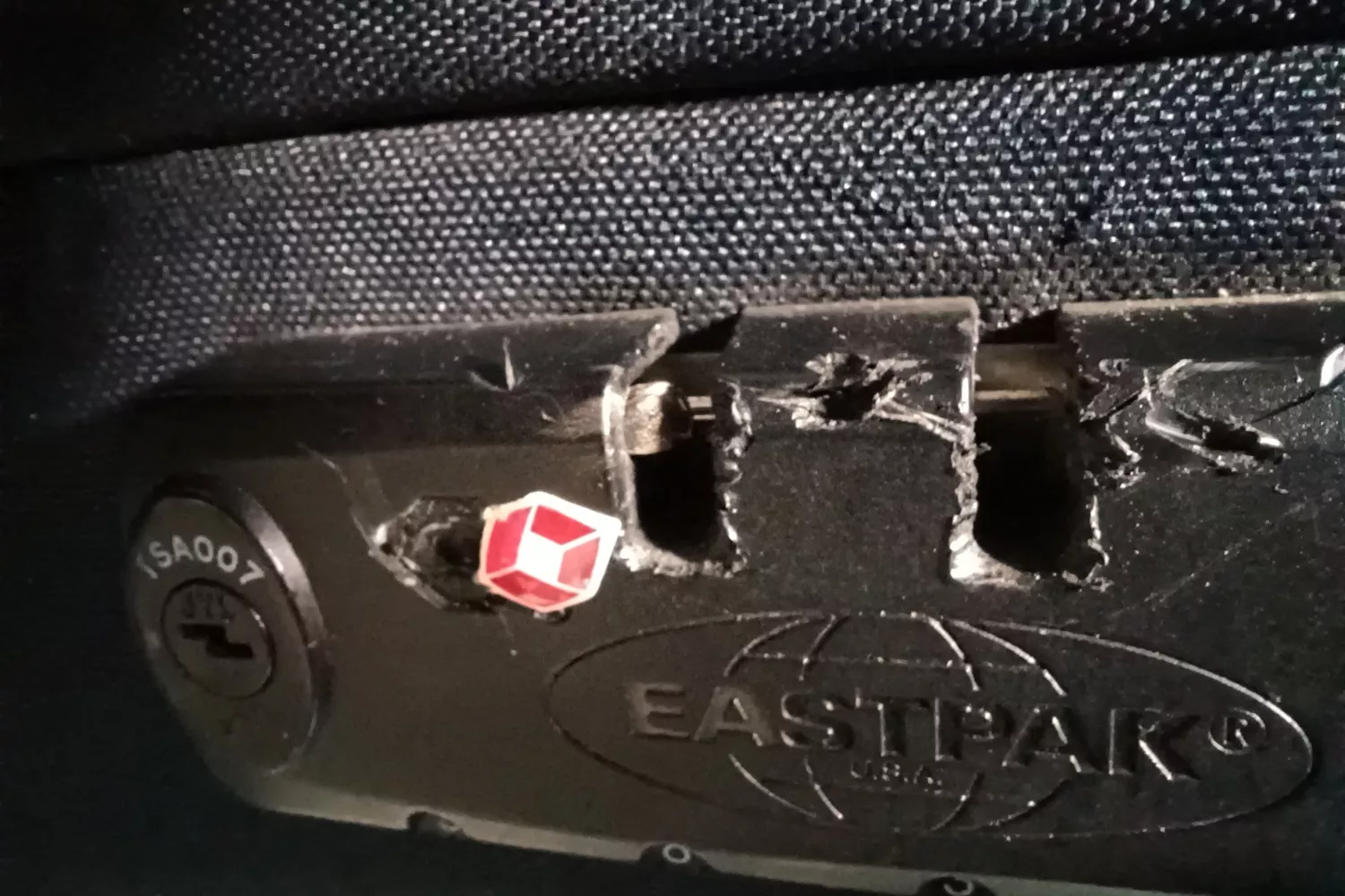 La maleta abierta y reventada durante un vuelo con Air Europa   CEDIDA