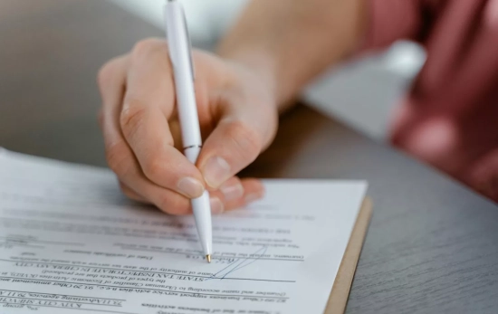 Una persona firma / PEXELS