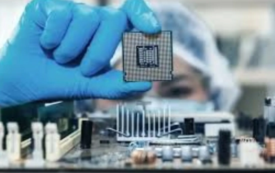 Una ingeniera muestra un microchip de fabricación española / EFE