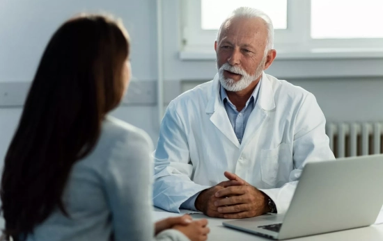 Un médico en una consulta / FREEPIK - Drazen Zigic