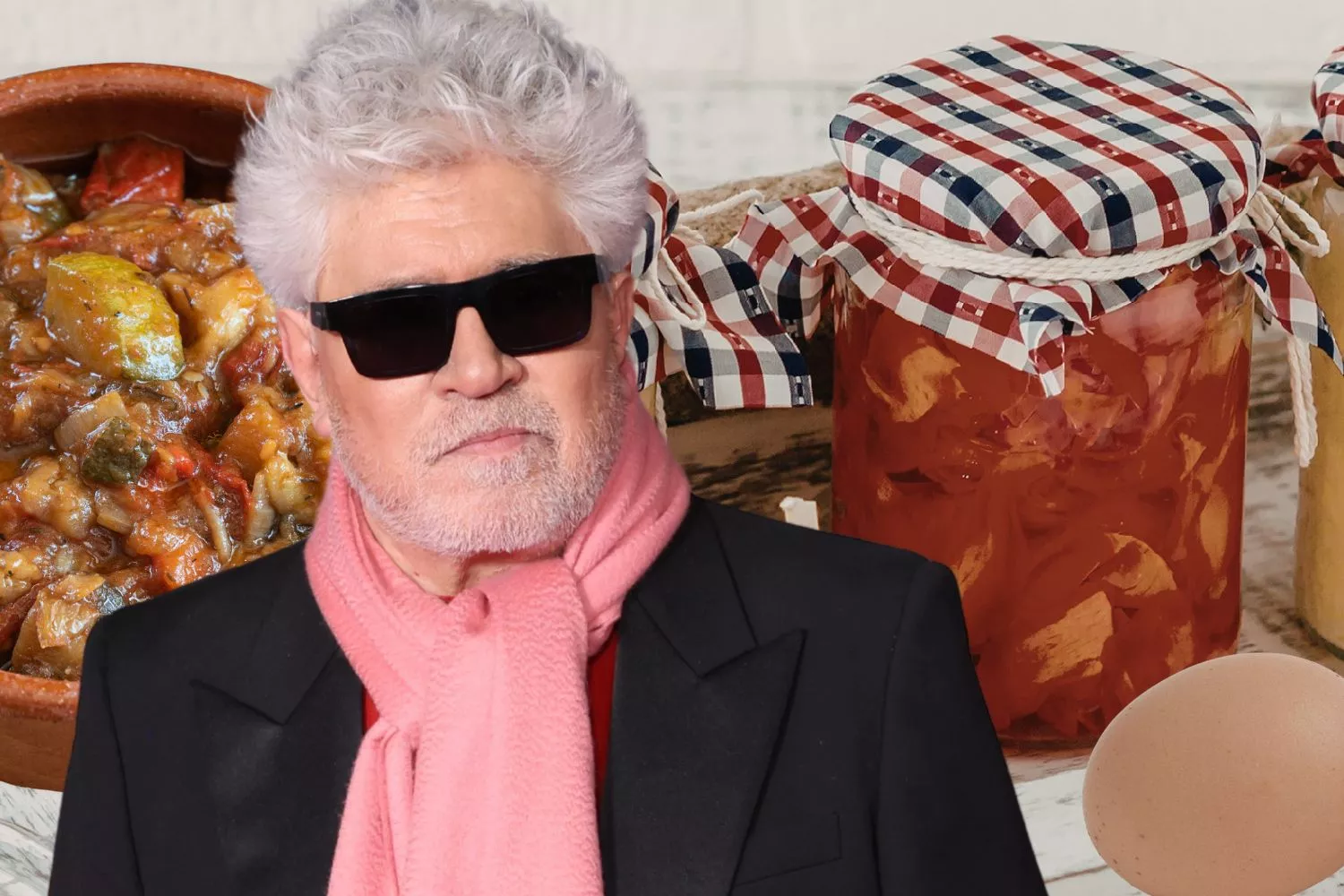 Pedro Almodóvar con su plato preferido de fondo: pisto con huevo / Montaje Consumidor Global