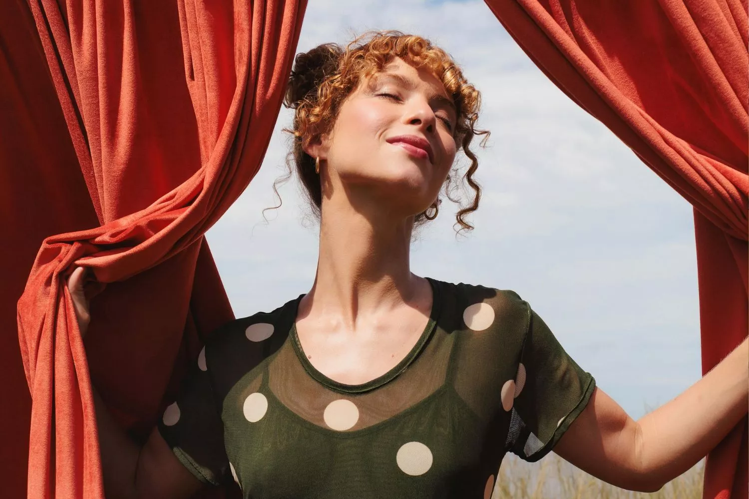 Una chica con un vestido de lunares, la nueva tendencia de primavera / CANVA