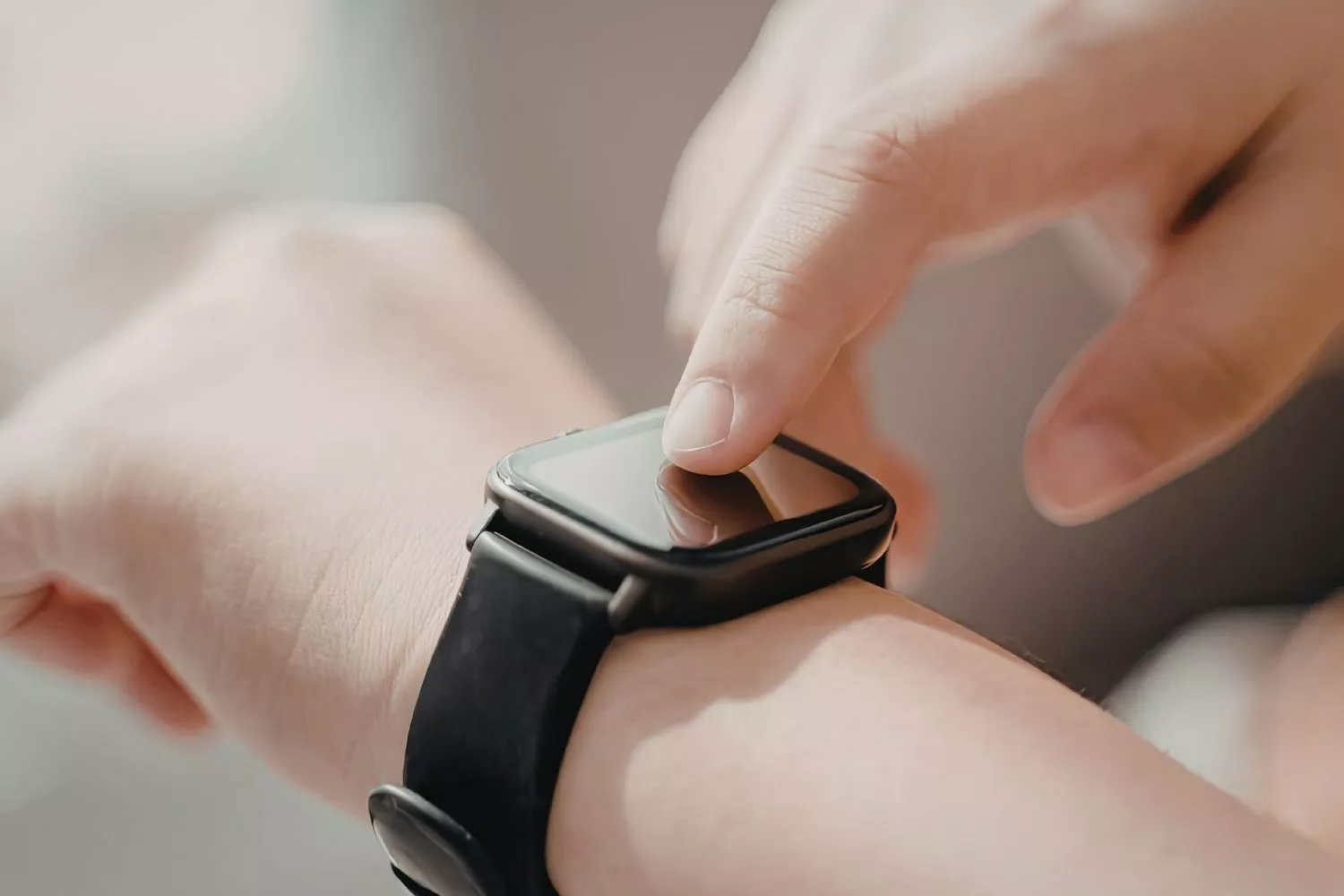 Una persona ajustando su reloj para el cambio de hora en España 2026 / CANVA