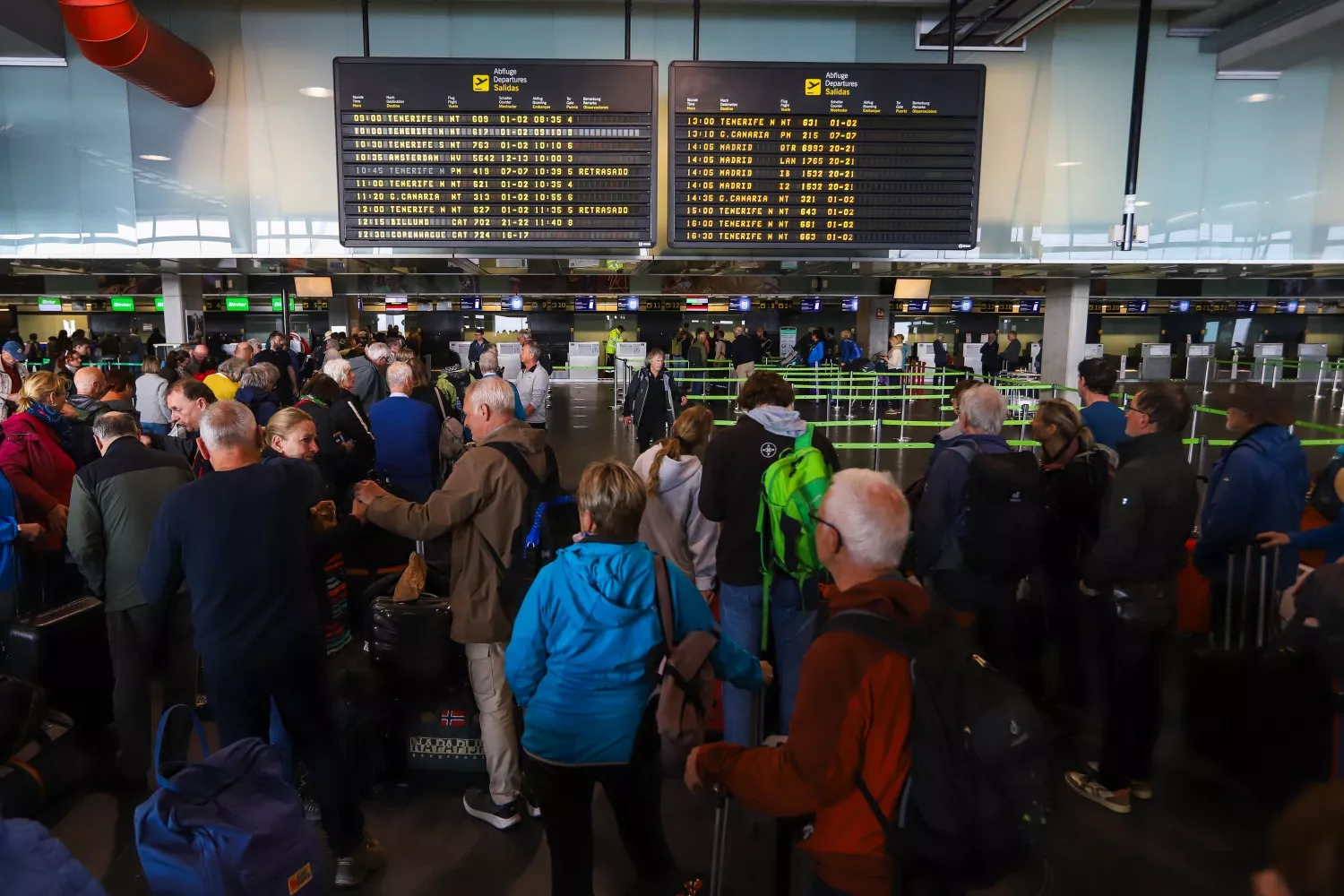 Pasejeros afectados por la cancelación de vuelos   Luis G Morera   EFE