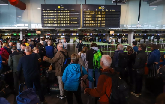 Pasejeros afectados por la cancelación de vuelos / Luis G Morera - EFE