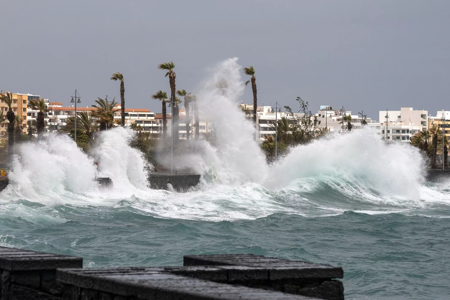 Gran oleaje debido a la borrasca Therese, que ha obligado a Fred Olsen recortar sus rutas en barco / Adriel Perdomo - EFE