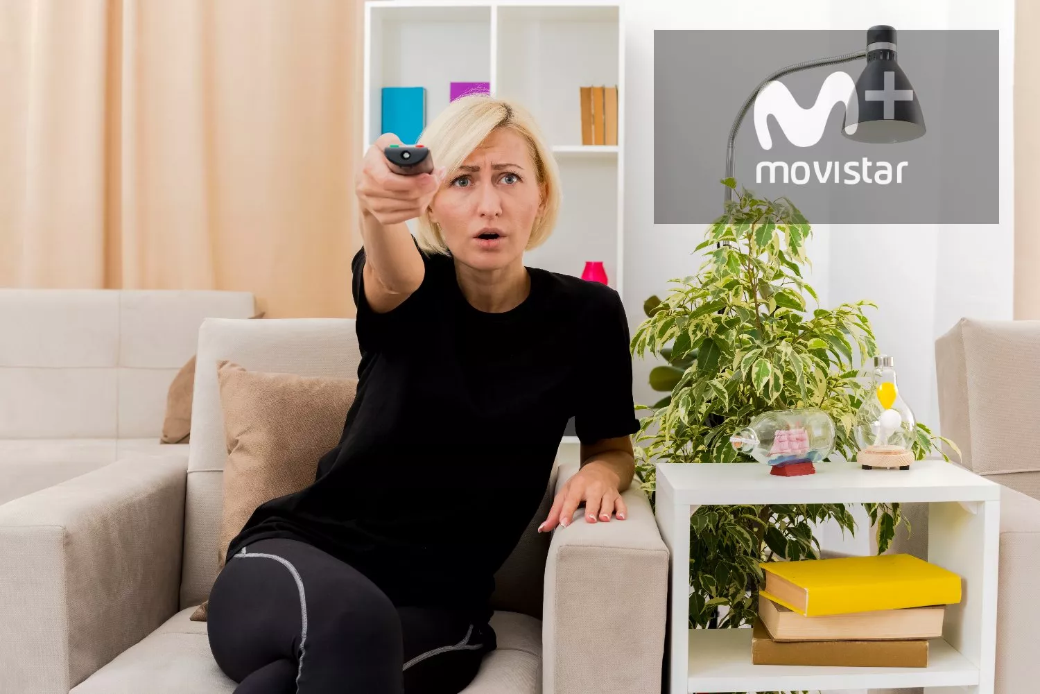 Una persona que no puede ver Movistar Plus+  / FOTOMONTAJE CG