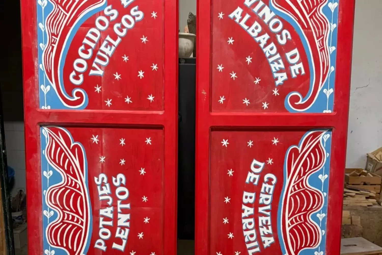 Las puertas de entrada a la tasca Paquito Pucheros   INSTAGRAM