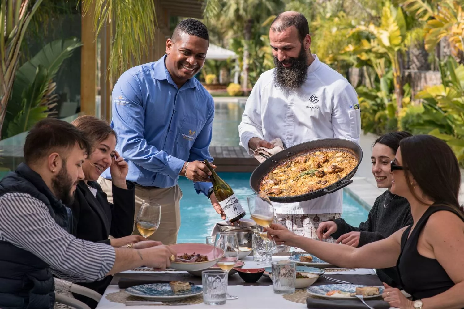Un grupo de amigos comen en un restaurante galardonado con Solete de Guía Repsol / EP