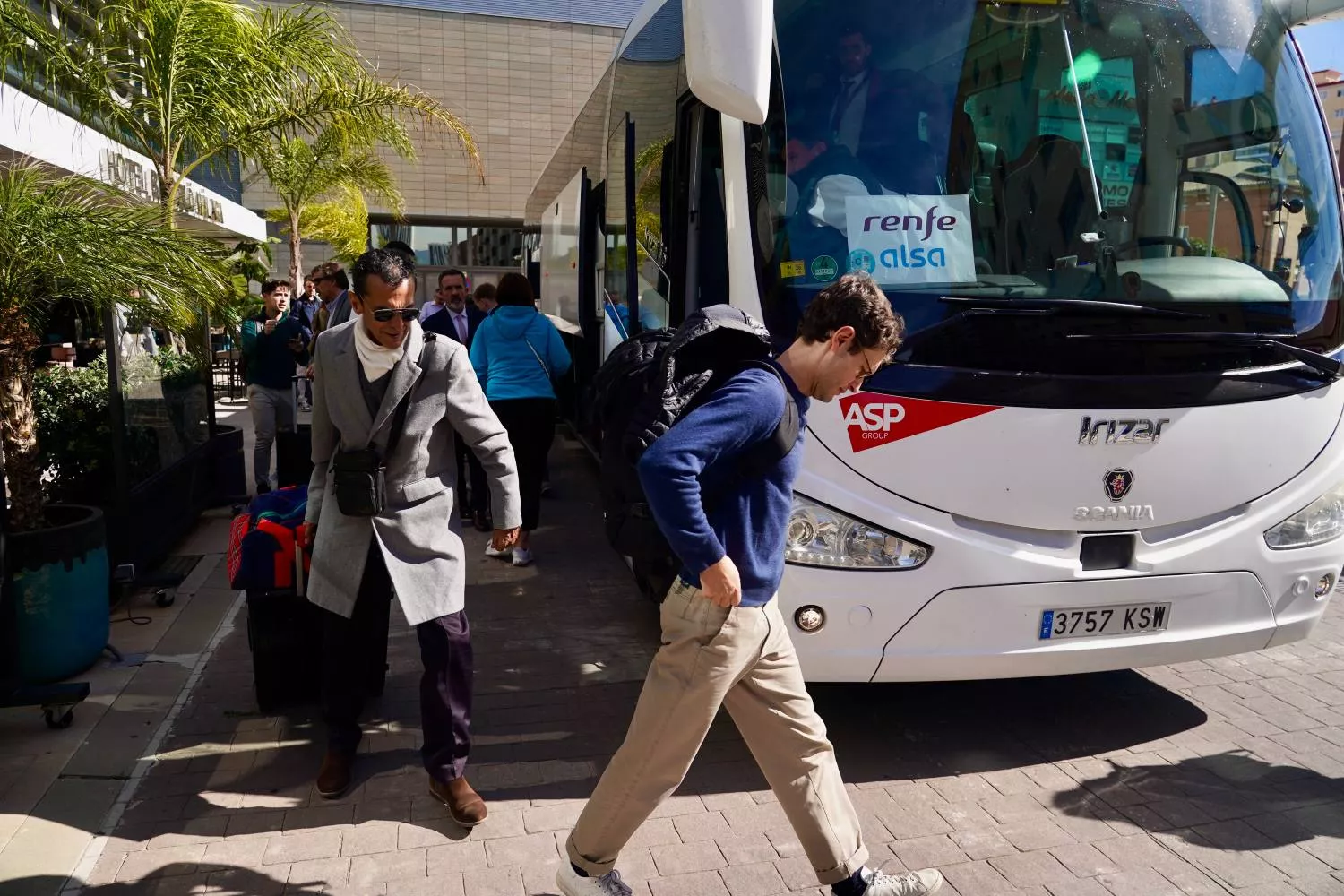 Pasajeros de la línea de alta velocidad Madrid Málaga llegando a la capital malagueña en autobús des
