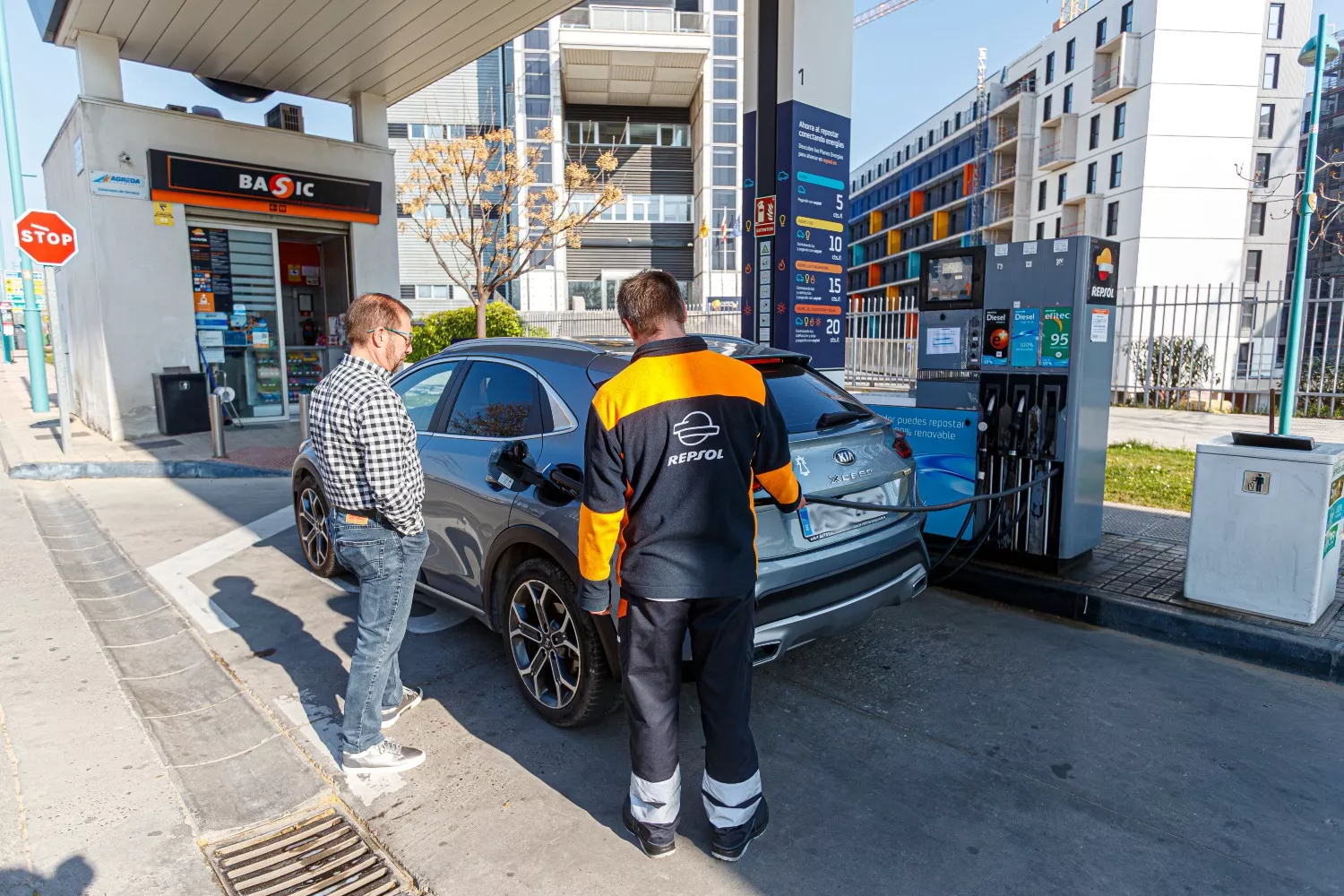 Vista de una gasolinera en Zaragoza / Javier Belver - EFE