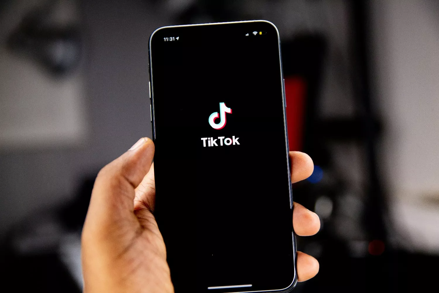 Una persona sostiene un móvil con la app de TikTok