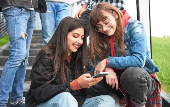 Dos adolescentes miran el móvil / FREEPIK - gpointstudio Dos adolescentes miran el móvil / FREEPIK - gpointstudio