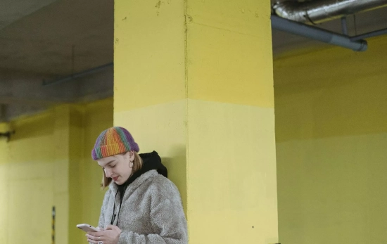 Una persona mira su móvil / PEXELS Una persona mira su móvil / PEXELS