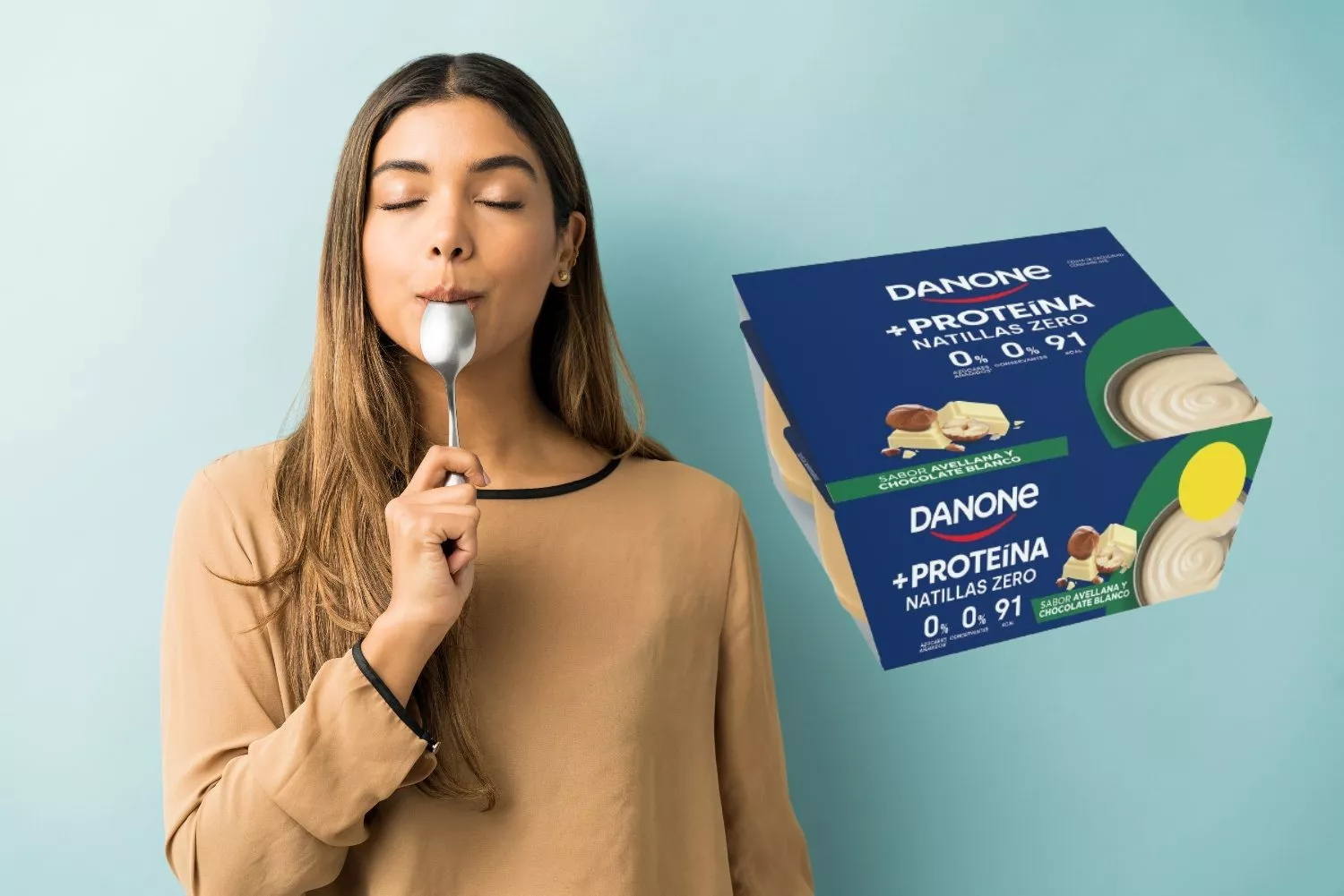 Una persona junto a las natillas de Danone