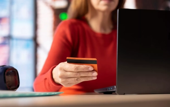 Una persona utiliza su tarjeta de crédito / FREEPIK - DC Studio
