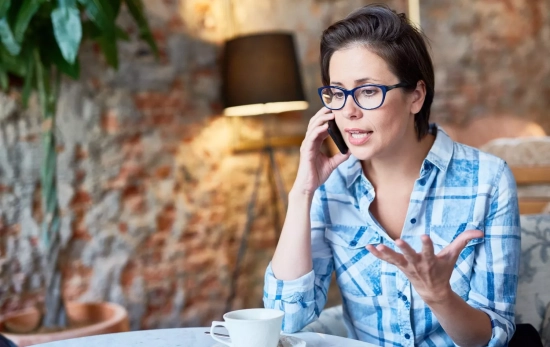 Una persona habla por teléfono / FREEPIK - pressfoto