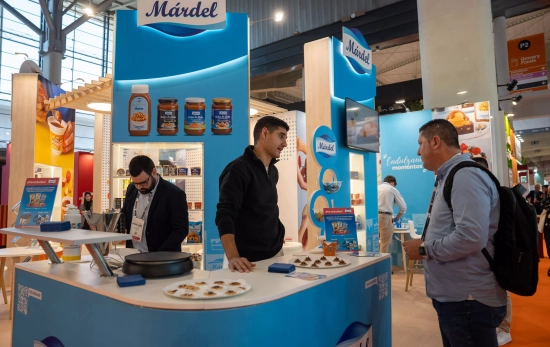El estand de Márdel con alfajores rellenos de dulce de leche en Alimentaria 2026 / GALA ESPÍN
