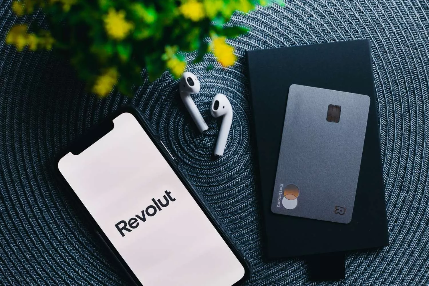 Móvil y tarjeta de Revolut   REVOLUT