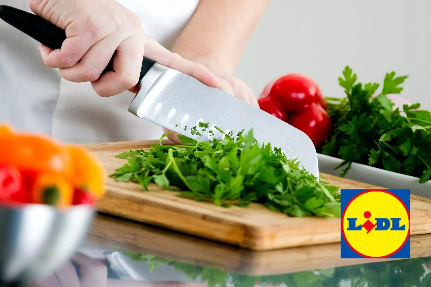 El logo de Lidl y productos de cocina / Montaje Consumidor Global