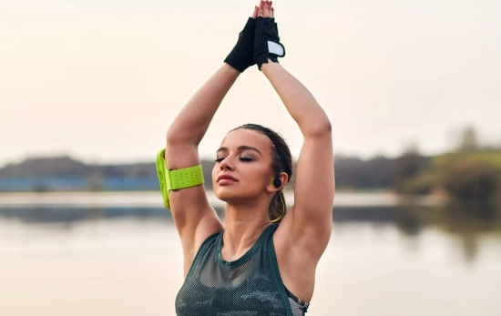 Una persona haciendo deporte al aire libre/ CANVA