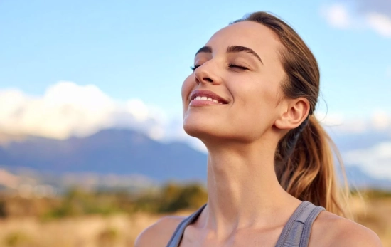 Una mujer haciendo deporte al aire libre/ CANVA