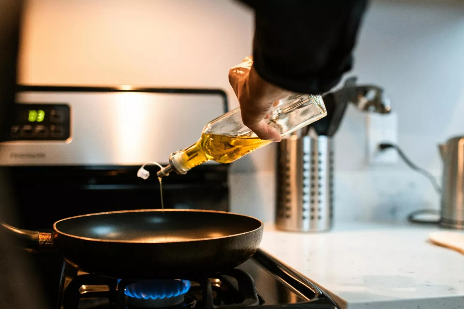 Una persona cocina con aceite de orujo de oliva