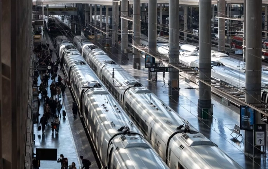 Viajeros cogen su tren en la estación de Madrid Puerta de Atocha Almudena Grandes