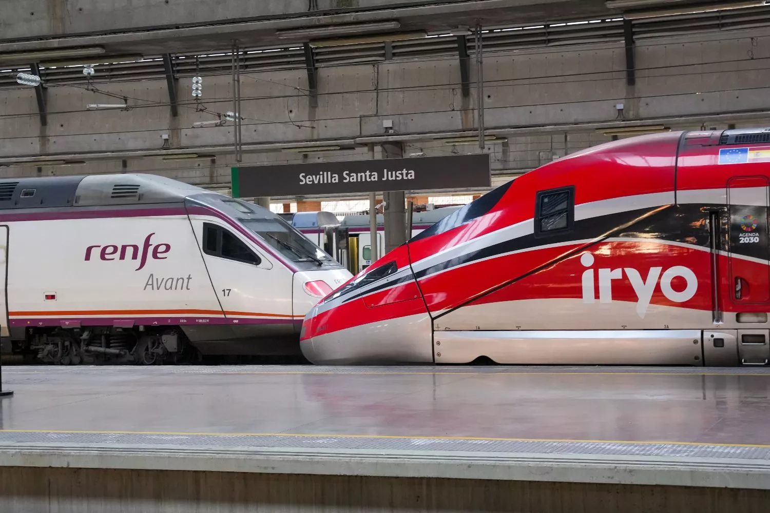 Un tren Irlo y un Avant parados en la estación de Santa Justa