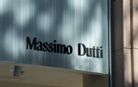 Cartel de una tienda de Massimo Dutti / EUROPA PRESS - DAVID ZORRAKINO Cartel de una tienda de Massimo Dutti / EUROPA PRESS - DAVID ZORRAKINO