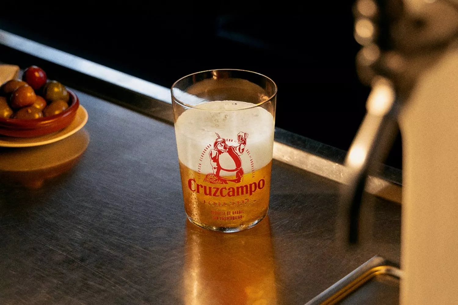 Un vaso de Cruzcampo, una de las marcas que más valor pierde en el ranking de Kantar