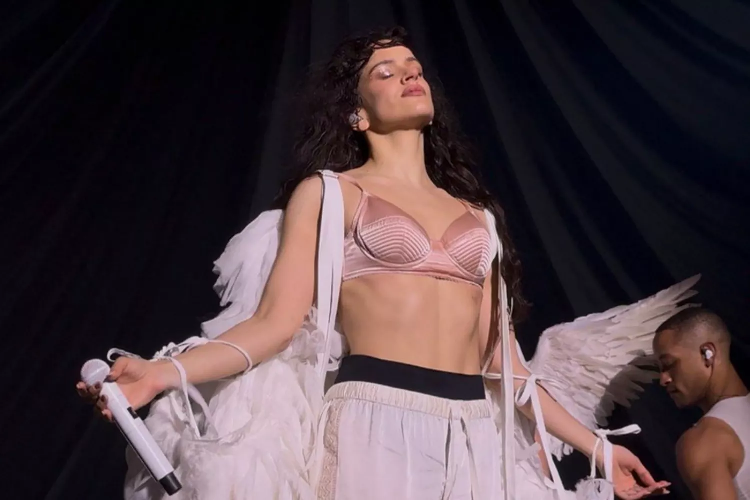 Rosalía durante su concierto en Lyon en plena gira 'Lux Tour' / EFE