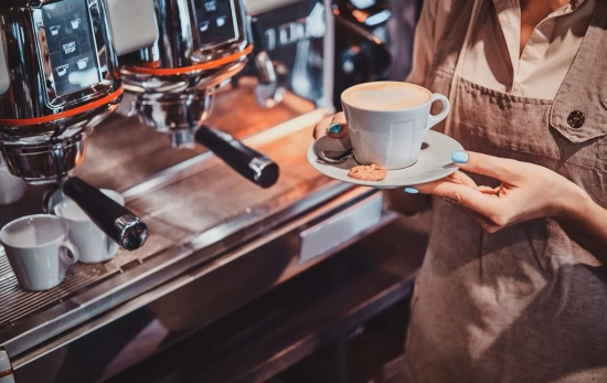 Un café en una cafetería / FREEPIK Un café en una cafetería / FREEPIK