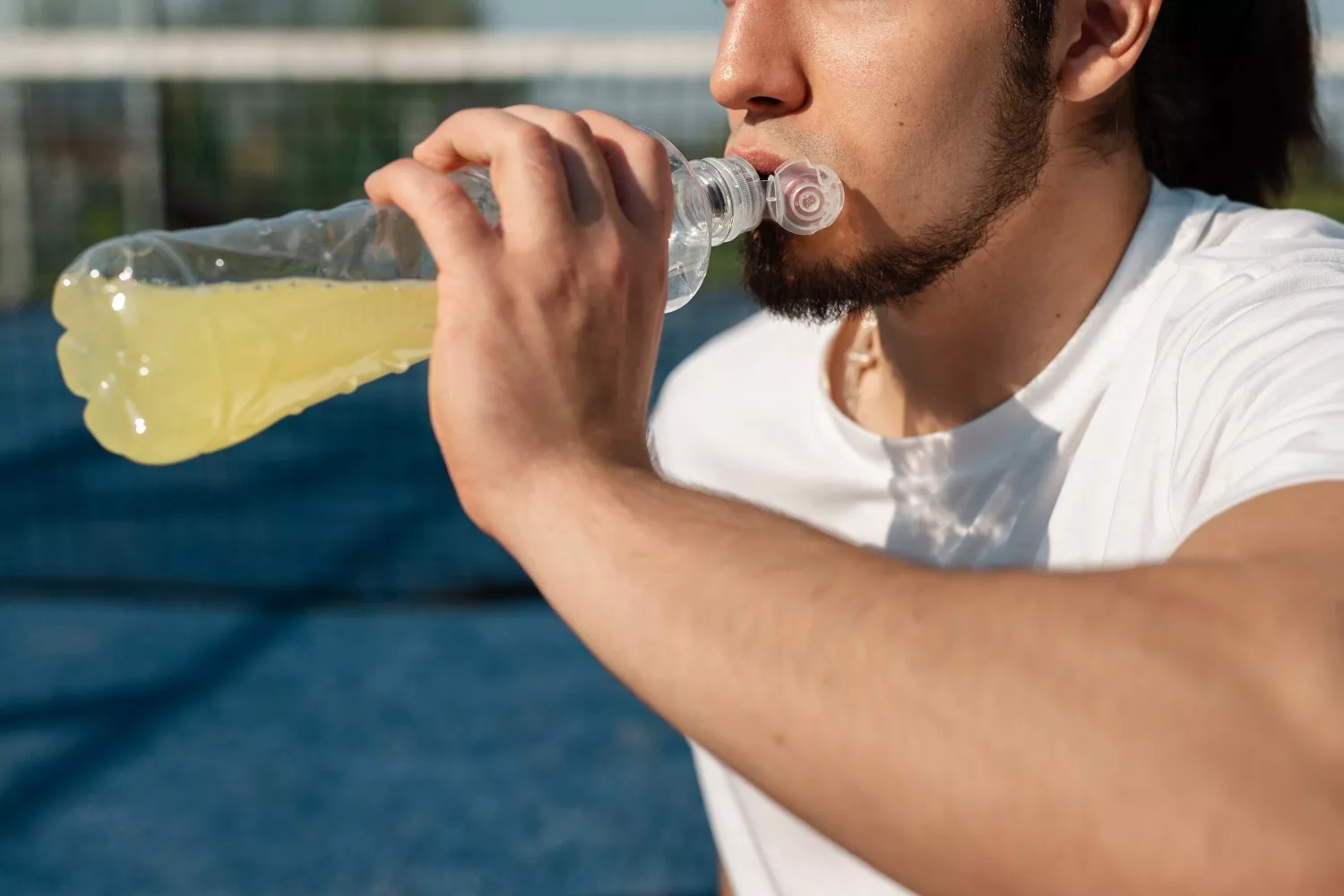 Una persona toma una bebida / FREEPIK