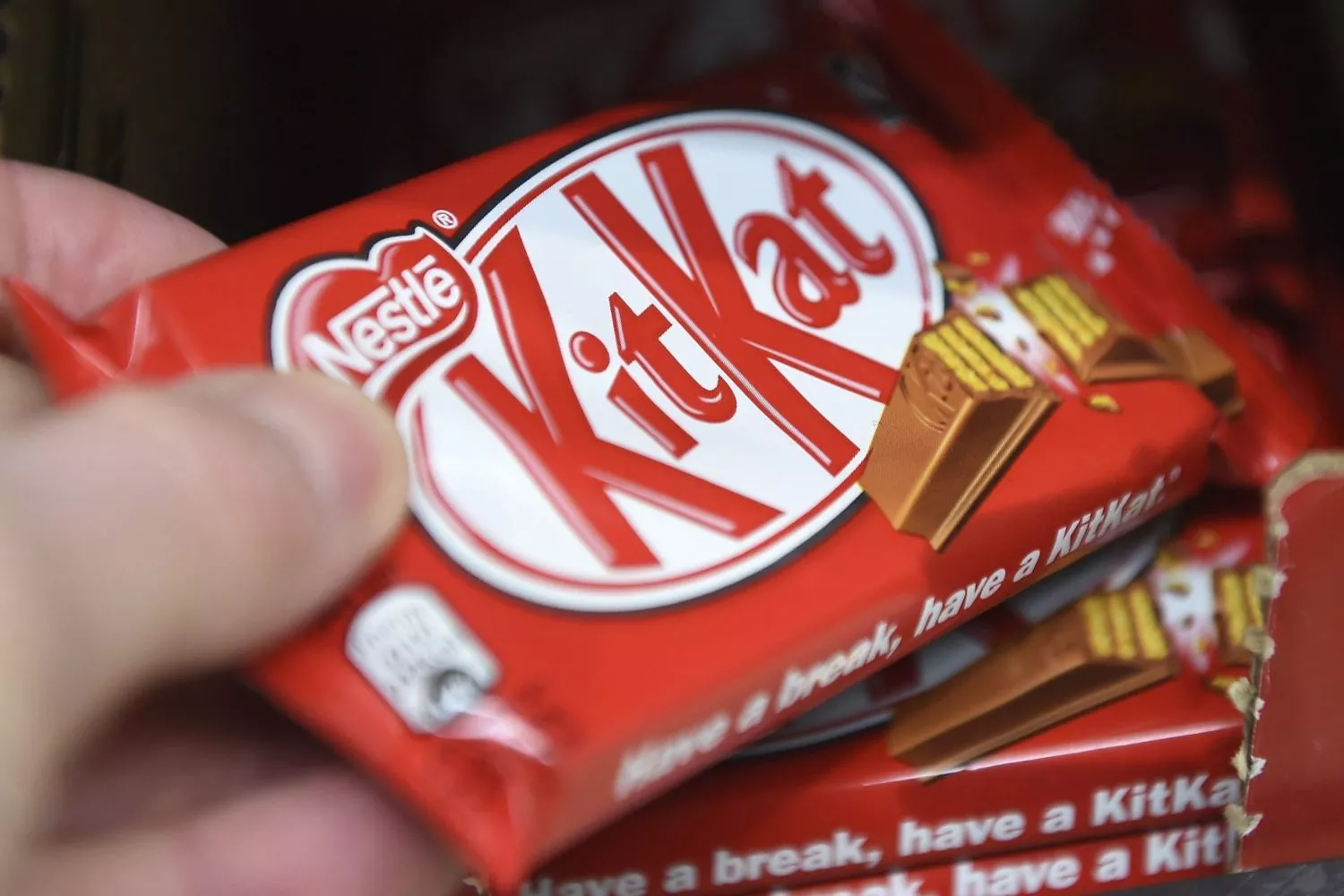 Un consumidor adquiriendo una tableta de chocolate de KitKat   ANDY RAIN   EFE