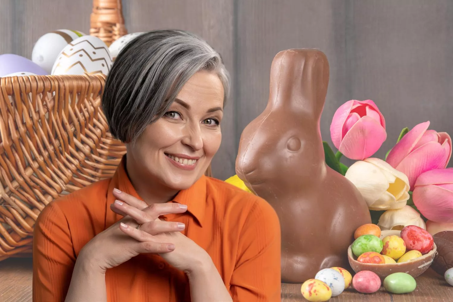 Una persona y chocolate típico de Pascua / Montaje Consumidor Global