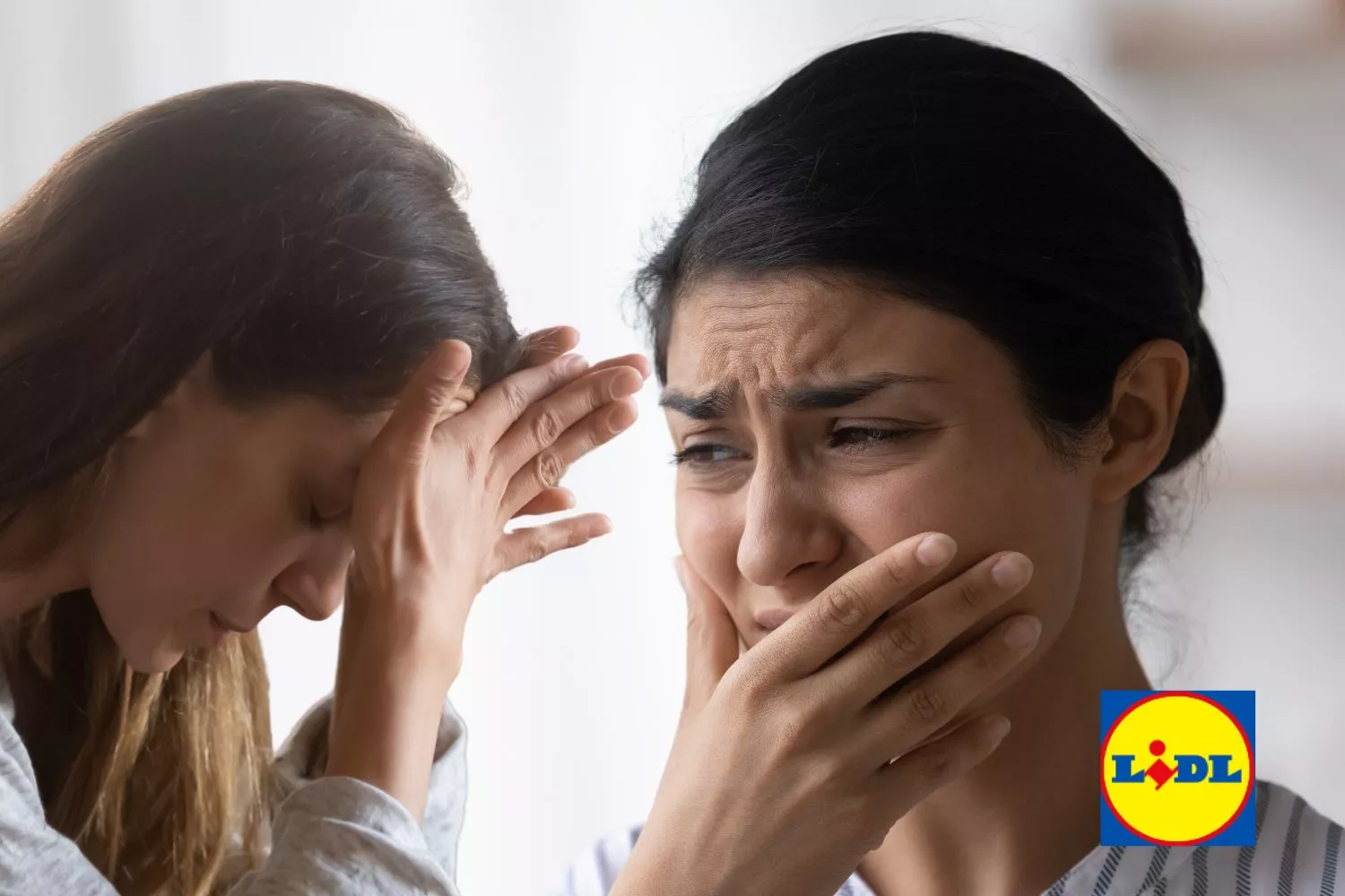 El logo de Lidl y dos personas con ansiedad / Montaje Consumidor Global