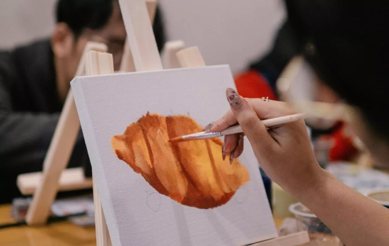 Una persona pintando en un caballete de mesa como el que vende Lidl/ CANVA Una persona pintando en un caballete de mesa como el que vende Lidl/ CANVA