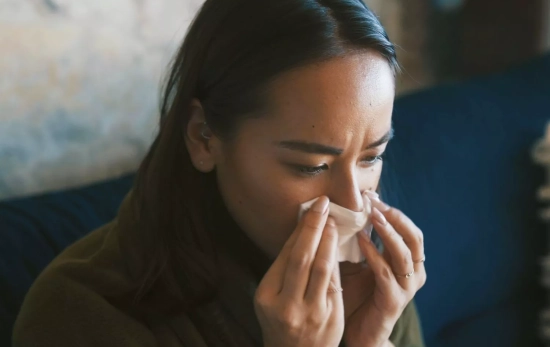 Una persona que sufre de congestión/ CANVA