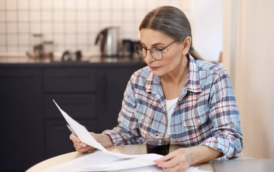 Una persona revisa unas facturas / FREEPIK - shurkin_son Una persona revisa unas facturas / FREEPIK - shurkin_son