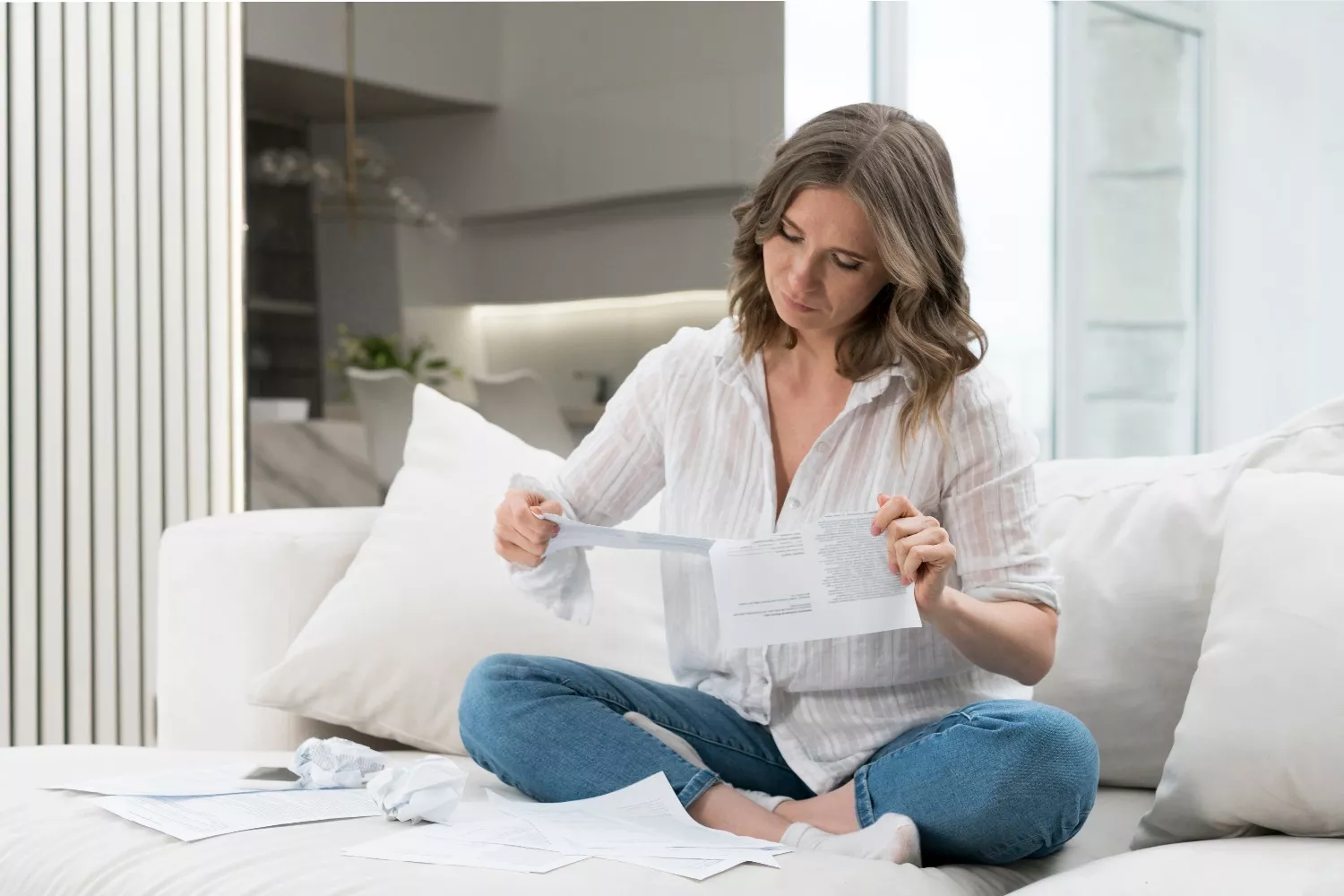 Una persona revisa unos papeles