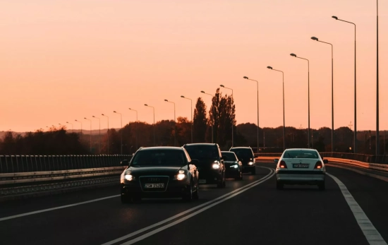 Coches en la carretera / UNSPLASH Coches en la carretera / UNSPLASH