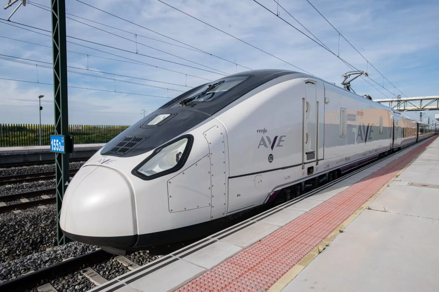 Uno de los trenes AVE en una estación española / RENFE - EP