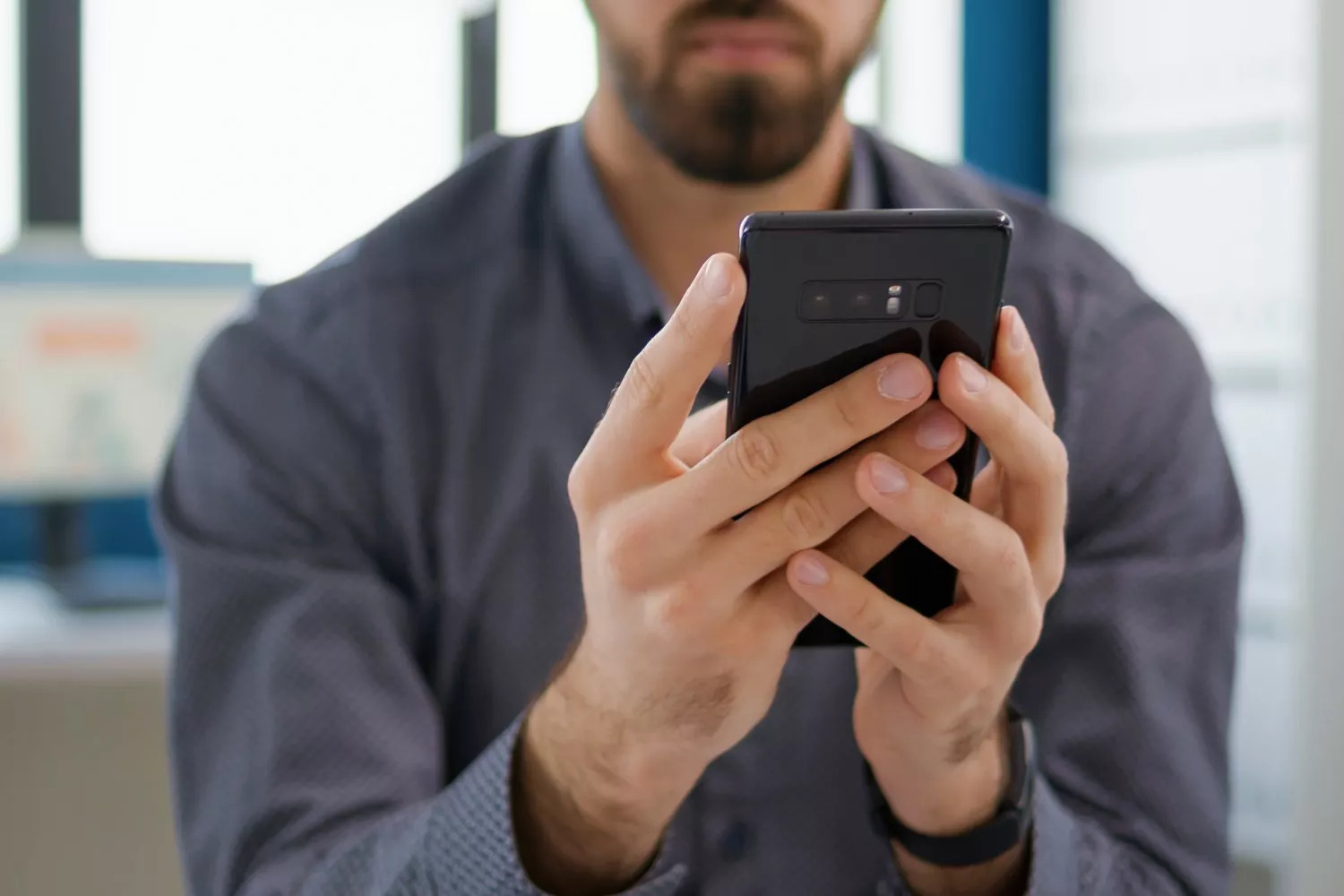 Una persona mira su móvil   FREEPIK  