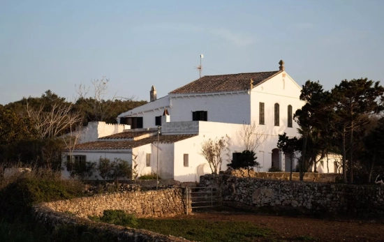 La finca encalada de Cavalleria Nova / CEDIDA La finca encalada de Cavalleria Nova / CEDIDA