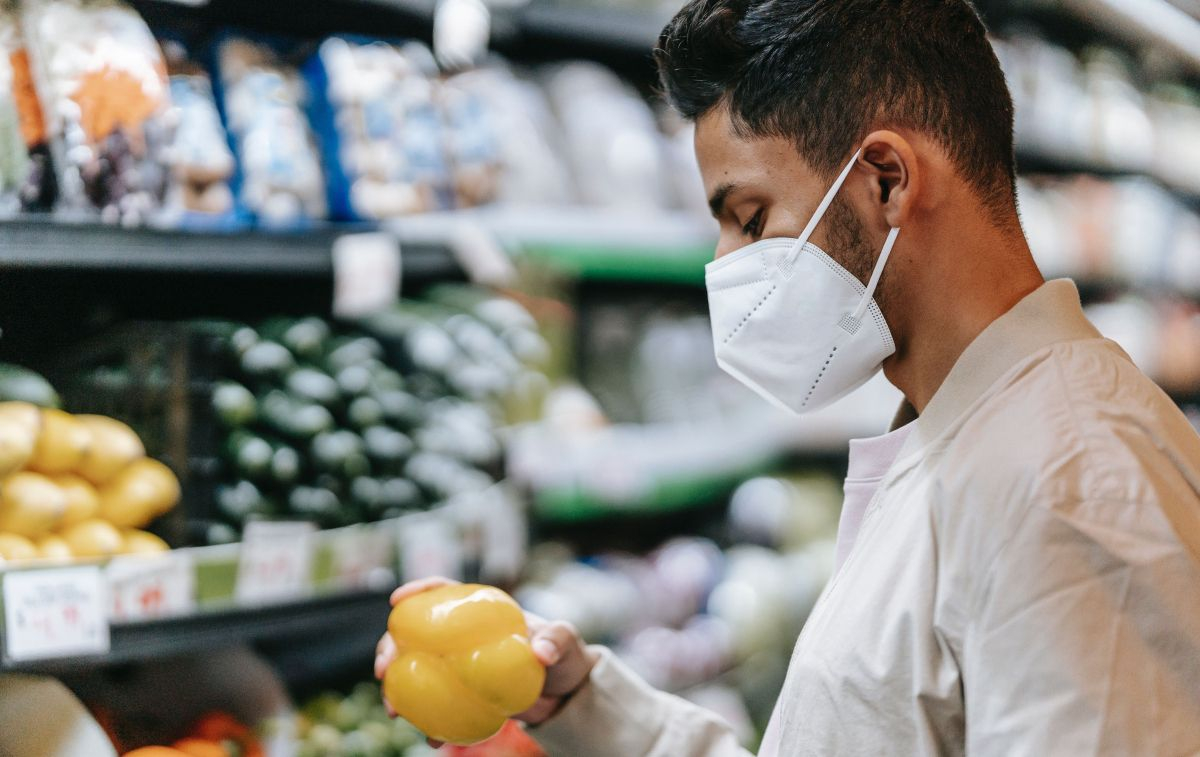 Un consumidor compra verdura en un supermercado / PEXELS